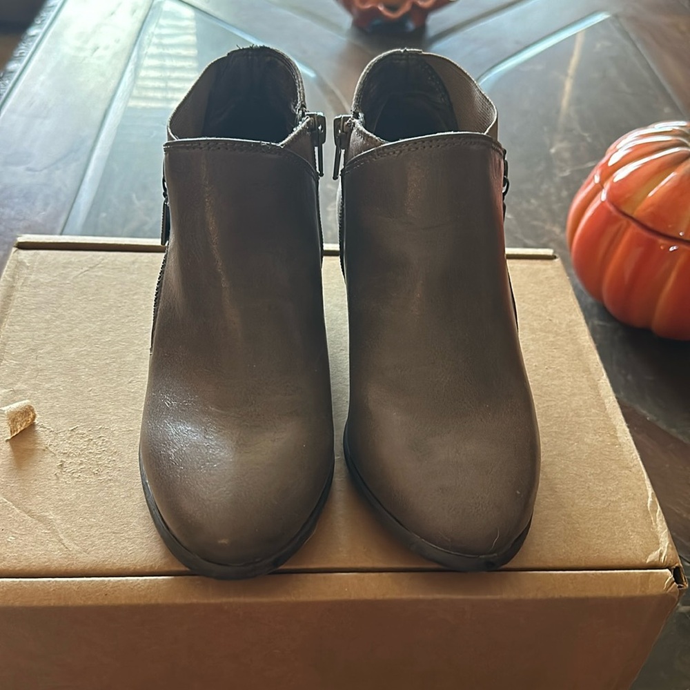 Women’s London fog ankle booties excellent condition! Only worn once! Like new